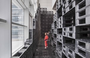 Tectonic-Landscape-with-1000-Recycled-Pallets2-640x420